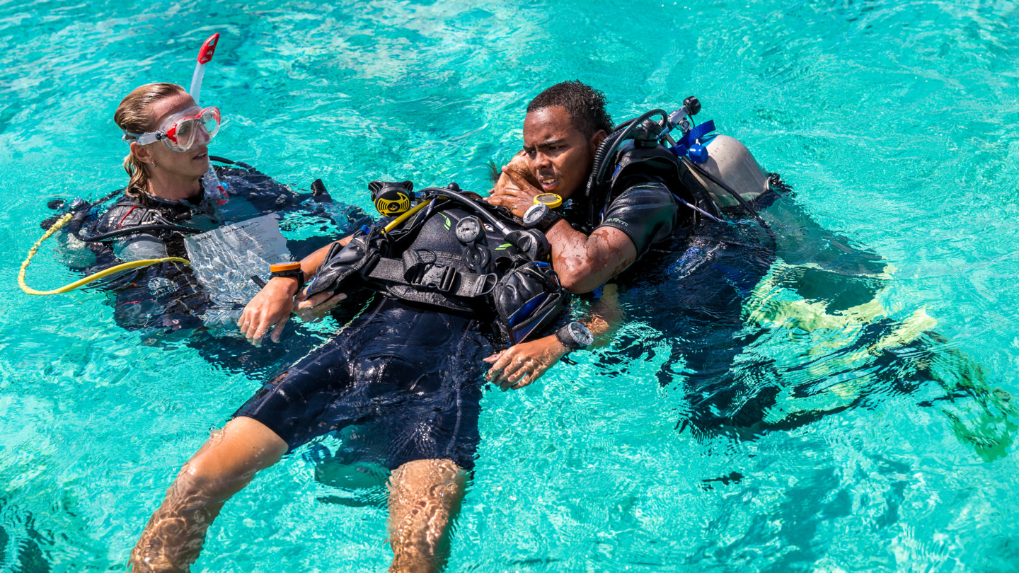 Rescue-dive-course-Bonaire- Diver Specialty blue sea diving center